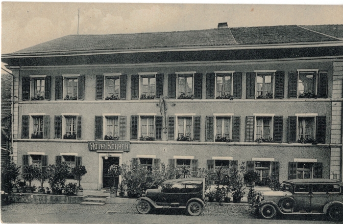 <p>Nota für: ...   Hotel Mohren Huttwil Telphon Nr.4 , mit parkierten alten Autos , Nota Top Zustand</p>